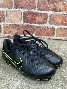 Nike Junior Tiempo Legend 10 Club kids soccer cleats size 1y